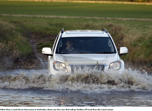 Toyota-Land-Cruiser-2013-off road drive water