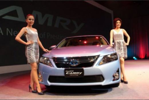 new-toyota-camry-2013 with girl picture