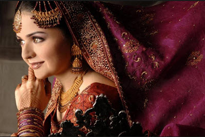Beautiful-Pakistani-Aunty-in-Bridal-Dress-Picture