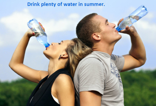 girl-guy-drinking-water-in-summer-season